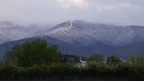La cota de nieve ha caído este Miércoles Santo por debajo de los mil metros y los copos se han dejado ver en todo El Bierzo y en León capital. Fotos: Campillo | César Sánchez