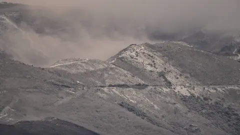 La cota de nieve ha caído este Miércoles Santo por debajo de los mil metros y los copos se han dejado ver en todo El Bierzo y en León capital. Fotos: Campillo | César Sánchez