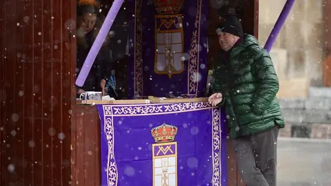 La cota de nieve ha caído este Miércoles Santo por debajo de los mil metros y los copos se han dejado ver en todo El Bierzo y en León capital. Fotos: Campillo | César Sánchez