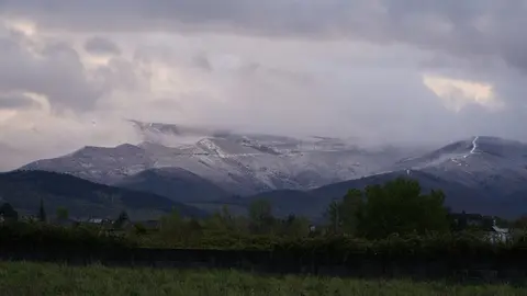 La cota de nieve ha caído este Miércoles Santo por debajo de los mil metros y los copos se han dejado ver en todo El Bierzo y en León capital. Fotos: Campillo | César Sánchez