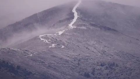 La cota de nieve ha caído este Miércoles Santo por debajo de los mil metros y los copos se han dejado ver en todo El Bierzo y en León capital. Fotos: Campillo | César Sánchez