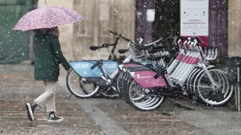 La cota de nieve ha caído este Miércoles Santo por debajo de los mil metros y los copos se han dejado ver en todo El Bierzo y en León capital. Fotos: Campillo | César Sánchez