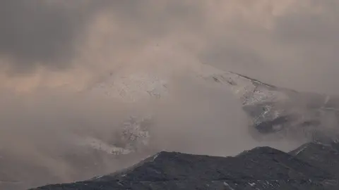 La cota de nieve ha caído este Miércoles Santo por debajo de los mil metros y los copos se han dejado ver en todo El Bierzo y en León capital. Fotos: Campillo | César Sánchez