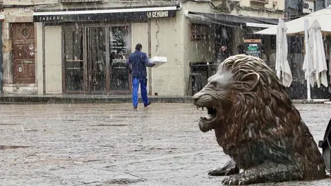 La cota de nieve ha caído este Miércoles Santo por debajo de los mil metros y los copos se han dejado ver en todo El Bierzo y en León capital. Fotos: Campillo | César Sánchez