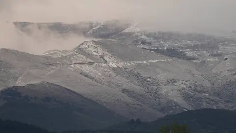 La cota de nieve ha caído este Miércoles Santo por debajo de los mil metros y los copos se han dejado ver en todo El Bierzo y en León capital. Fotos: Campillo | César Sánchez