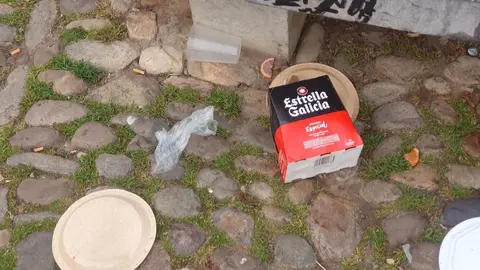 En las vacaciones de este tiempo santo y con la actividad de ocio multiplicada los servicios de limpieza municipales se 'exprimen' para intentar contener la mayor presencia de residuos urbanos, muchos propiciados por la actividad de última hora. Fotos: José Manuel Mures (MuresTV)