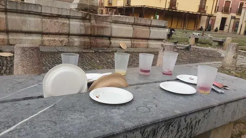 En las vacaciones de este tiempo santo y con la actividad de ocio multiplicada los servicios de limpieza municipales se 'exprimen' para intentar contener la mayor presencia de residuos urbanos, muchos propiciados por la actividad de última hora. Fotos: José Manuel Mures (MuresTV)