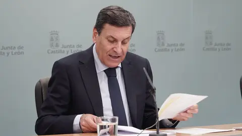 El portavoz de la Junta y consejero de Economía y Hacienda, Carlos Fernández Carriedo, comparece en rueda de prensa posterior al Consejo de Gobierno. Fotos: Rubén Cacho.