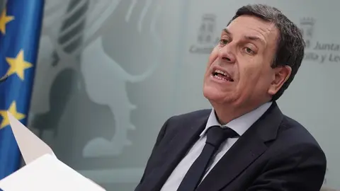 El portavoz de la Junta y consejero de Economía y Hacienda, Carlos Fernández Carriedo, comparece en rueda de prensa posterior al Consejo de Gobierno. Fotos: Rubén Cacho.