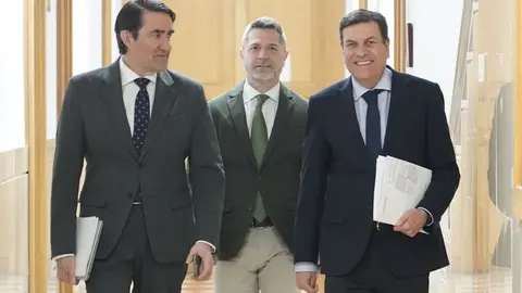 El portavoz de la Junta y consejero de Economía y Hacienda, Carlos Fernández Carriedo, y el titular de Medio Ambiente, Vivienda y Ordenación del Territorio, Juan Carlos Suárez-Quiñones, comparecen en rueda de prensa posterior al Consejo de Gobierno. Fotos: Rubén Cacho.