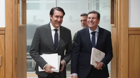 El portavoz de la Junta y consejero de Economía y Hacienda, Carlos Fernández Carriedo, y el titular de Medio Ambiente, Vivienda y Ordenación del Territorio, Juan Carlos Suárez-Quiñones, comparecen en rueda de prensa posterior al Consejo de Gobierno. Fotos: Rubén Cacho.