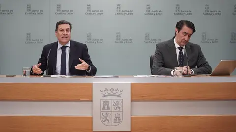El portavoz de la Junta y consejero de Economía y Hacienda, Carlos Fernández Carriedo, y el titular de Medio Ambiente, Vivienda y Ordenación del Territorio, Juan Carlos Suárez-Quiñones, comparecen en rueda de prensa posterior al Consejo de Gobierno. Fotos: Rubén Cacho.