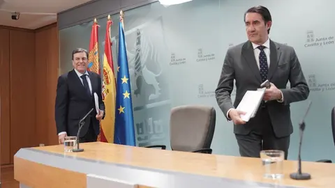 El portavoz de la Junta y consejero de Economía y Hacienda, Carlos Fernández Carriedo, y el titular de Medio Ambiente, Vivienda y Ordenación del Territorio, Juan Carlos Suárez-Quiñones, comparecen en rueda de prensa posterior al Consejo de Gobierno. Fotos: Rubén Cacho.