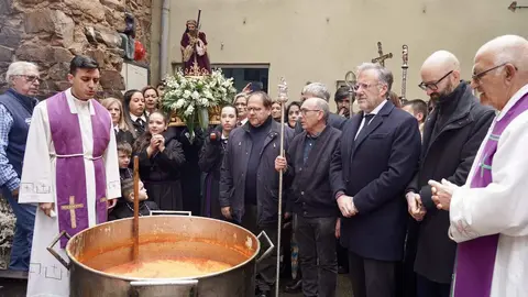 El presidente de las Cortes de Castilla y León, Carlos Pollán, asiste a los actos del Santo Potajero, que comienzan con la procesión que parte de la Capilla de Nuestra Señora de las Angustias y Soledad de La Bañeza. Foto: Campillo.