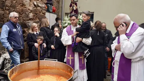 El presidente de las Cortes de Castilla y León, Carlos Pollán, asiste a los actos del Santo Potajero, que comienzan con la procesión que parte de la Capilla de Nuestra Señora de las Angustias y Soledad de La Bañeza. Foto: Campillo.