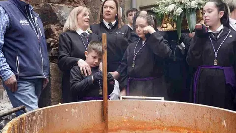 El presidente de las Cortes de Castilla y León, Carlos Pollán, asiste a los actos del Santo Potajero, que comienzan con la procesión que parte de la Capilla de Nuestra Señora de las Angustias y Soledad de La Bañeza. Foto: Campillo.