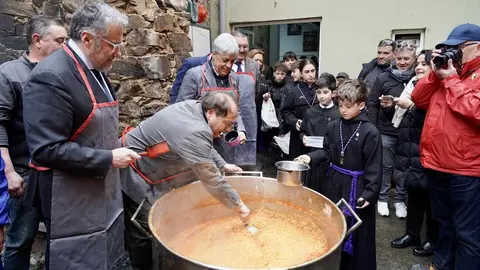 El presidente de las Cortes de Castilla y León, Carlos Pollán, asiste a los actos del Santo Potajero, que comienzan con la procesión que parte de la Capilla de Nuestra Señora de las Angustias y Soledad de La Bañeza. Foto: Campillo.