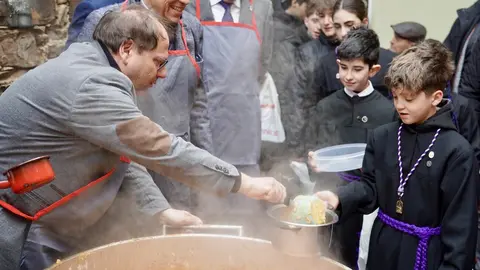 El presidente de las Cortes de Castilla y León, Carlos Pollán, asiste a los actos del Santo Potajero, que comienzan con la procesión que parte de la Capilla de Nuestra Señora de las Angustias y Soledad de La Bañeza. Foto: Campillo.
