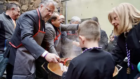 El presidente de las Cortes de Castilla y León, Carlos Pollán, asiste a los actos del Santo Potajero, que comienzan con la procesión que parte de la Capilla de Nuestra Señora de las Angustias y Soledad de La Bañeza. Foto: Campillo.