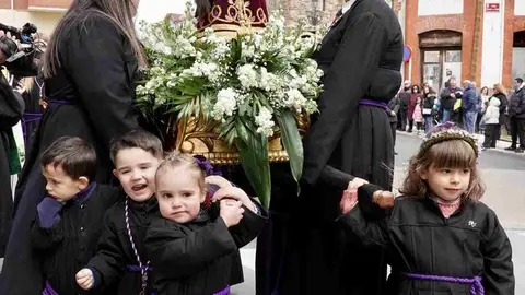 El presidente de las Cortes de Castilla y León, Carlos Pollán, asiste a los actos del Santo Potajero, que comienzan con la procesión que parte de la Capilla de Nuestra Señora de las Angustias y Soledad de La Bañeza. Foto: Campillo.