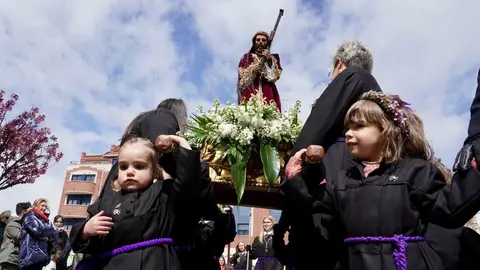 El presidente de las Cortes de Castilla y León, Carlos Pollán, asiste a los actos del Santo Potajero, que comienzan con la procesión que parte de la Capilla de Nuestra Señora de las Angustias y Soledad de La Bañeza. Foto: Campillo.
