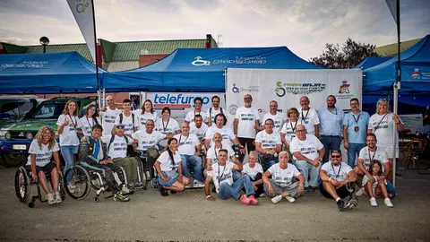 Foto de familia de los competidores del campeonato de España de rallyes todo terreno en la categoría de regularidad, en la que participan los bercianos Pedro González e Iván Rodríguez. Foto: (@)sergiotomico