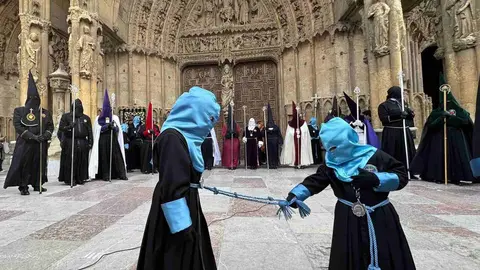 Procesión del Santo Cristo de la Bienaventuranza este Jueves Santo en León. Foto: JA Diez.