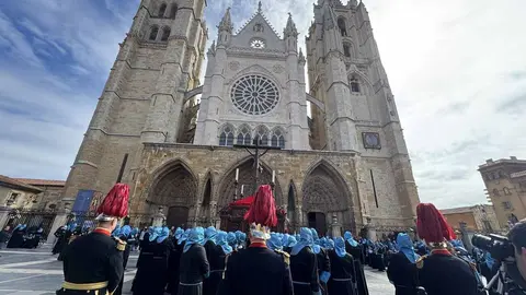 Procesión del Santo Cristo de la Bienaventuranza este Jueves Santo en León. Foto: JA Diez.