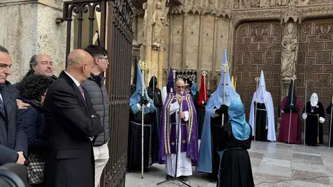 Procesión del Santo Cristo de la Bienaventuranza este Jueves Santo en León. Foto: JA Diez.