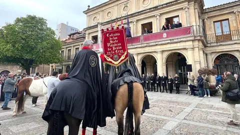 Lectura del pregón a caballo de la Cofradía de las Siete Palabras de Jesús en la Cruz. Foto: Ayuntamiento de León.