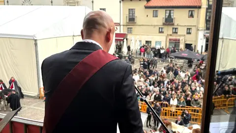 Lectura del pregón a caballo de la Cofradía de las Siete Palabras de Jesús en la Cruz. Foto: Ayuntamiento de León.