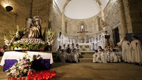 Celebración del Miércoles Santo con la imagen de La Piedad en el interior de la iglesia de Santiago de Villafranca del Bierzo. Foto: César Sánchez.