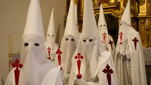 Celebración del Miércoles Santo con la imagen de La Piedad en el interior de la iglesia de Santiago de Villafranca del Bierzo. Foto: César Sánchez.