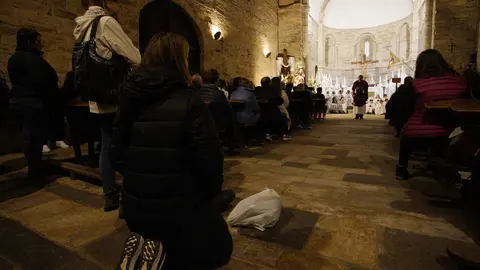Celebración del Miércoles Santo con la imagen de La Piedad en el interior de la iglesia de Santiago de Villafranca del Bierzo. Foto: César Sánchez.