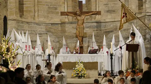 Celebración del Miércoles Santo con la imagen de La Piedad en el interior de la iglesia de Santiago de Villafranca del Bierzo. Foto: César Sánchez.