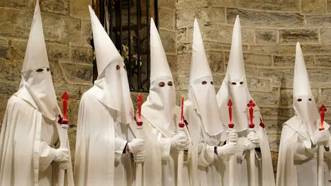 Celebración del Miércoles Santo con la imagen de La Piedad en el interior de la iglesia de Santiago de Villafranca del Bierzo. Foto: César Sánchez.