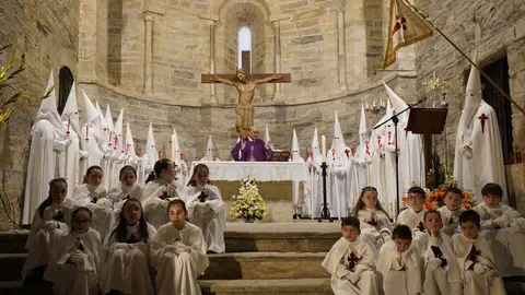 Celebración del Miércoles Santo con la imagen de La Piedad en el interior de la iglesia de Santiago de Villafranca del Bierzo. Foto: César Sánchez.