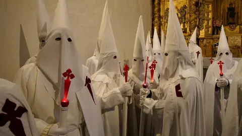 Celebración del Miércoles Santo con la imagen de La Piedad en el interior de la iglesia de Santiago de Villafranca del Bierzo. Foto: César Sánchez.