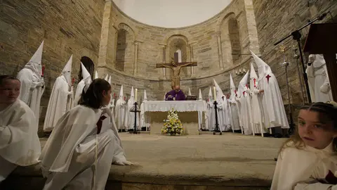 Celebración del Miércoles Santo con la imagen de La Piedad en el interior de la iglesia de Santiago de Villafranca del Bierzo. Foto: César Sánchez.