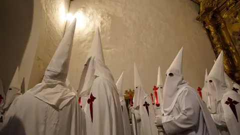 Celebración del Miércoles Santo con la imagen de La Piedad en el interior de la iglesia de Santiago de Villafranca del Bierzo. Foto: César Sánchez.