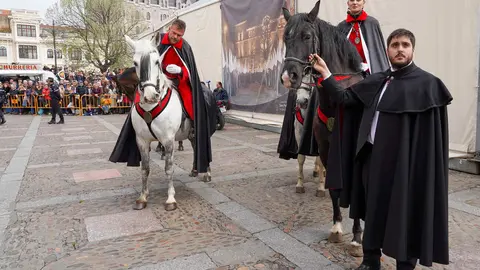 Lectura del pregón a caballo de la Cofradía de las Siete Palabras de Jesús en la Cruz. Foto: Campillo.