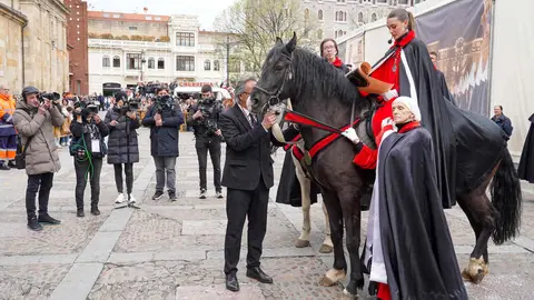 Lectura del pregón a caballo de la Cofradía de las Siete Palabras de Jesús en la Cruz. Foto: Campillo.