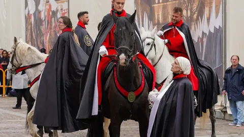 Lectura del pregón a caballo de la Cofradía de las Siete Palabras de Jesús en la Cruz. Foto: Campillo.