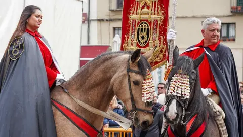 Lectura del pregón a caballo de la Cofradía de las Siete Palabras de Jesús en la Cruz. Foto: Campillo.