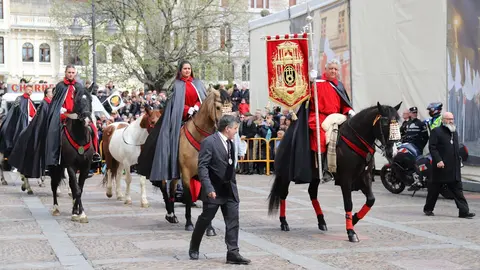 Lectura del pregón a caballo de la Cofradía de las Siete Palabras de Jesús en la Cruz. Foto: Isaac Llamazares.