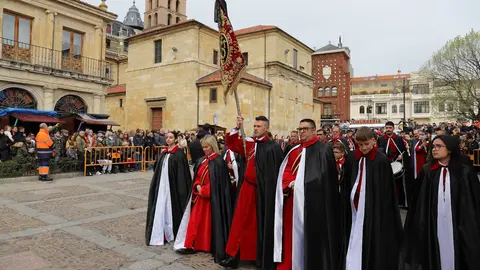 Lectura del pregón a caballo de la Cofradía de las Siete Palabras de Jesús en la Cruz. Foto: Isaac Llamazares.