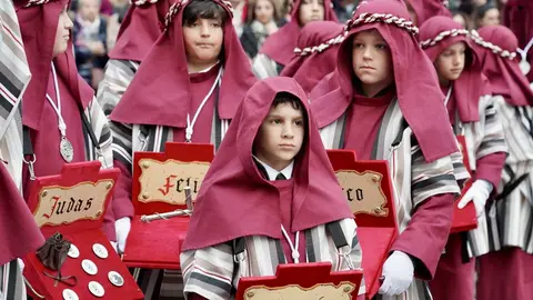 La Sagrada Cena recorre las calles de León. Un acto procesional reflejado en las cámaras de Campillo e Isaac Llamazares.
