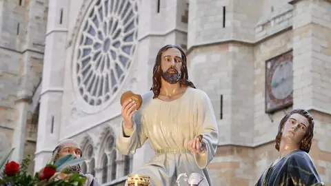 La Sagrada Cena recorre las calles de León. Un acto procesional reflejado en las cámaras de Campillo e Isaac Llamazares.