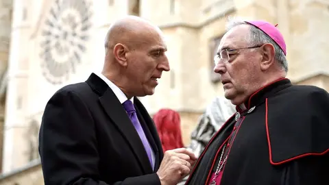 La Sagrada Cena recorre las calles de León. Un acto procesional reflejado en las cámaras de Campillo e Isaac Llamazares.