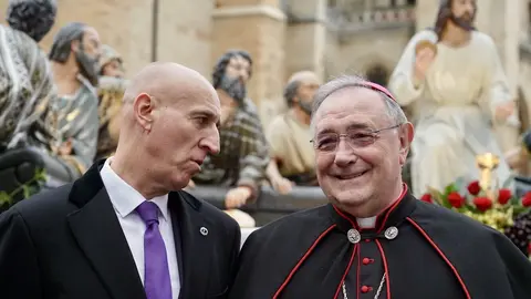 La Sagrada Cena recorre las calles de León. Un acto procesional reflejado en las cámaras de Campillo e Isaac Llamazares.